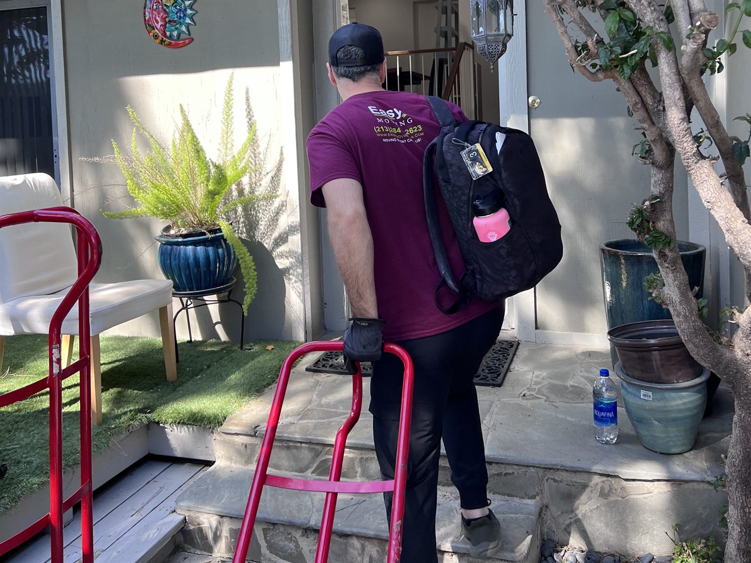 Easy Moving LA mover arriving at a customer's home